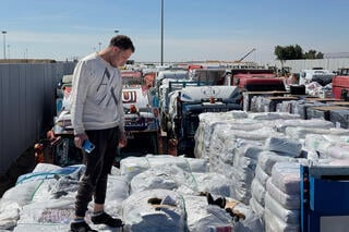 משאיות משאית סיוע תקועות ב מצרים ליד מעבר רפיח אחרי הפסקת הכנסת סיוע הומניטרי ל עזה