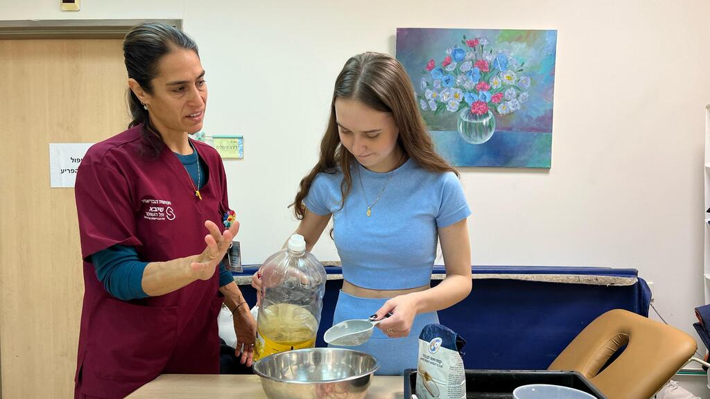 עדי קנוב: "לקח לי זמן לחזור להחזיק עיפרון כי השרירים שלי מאוד נחלשו" (צילום: דוברות ספרא) עדי קנוב בריפוי בעיסוק בשיעור בישול