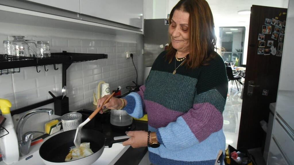 "הרגשה עילאית לאכול ולדעת שסוף-סוף אני בבית ולא עוד במלון" (צילום: אביהו שפירא) תושבי שלומי המפונים שחזרו לביתם