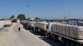משאיות משאית סיוע תקועות ב מצרים ליד מעבר רפיח אחרי הפסקת הכנסת סיוע הומניטרי ל עזה