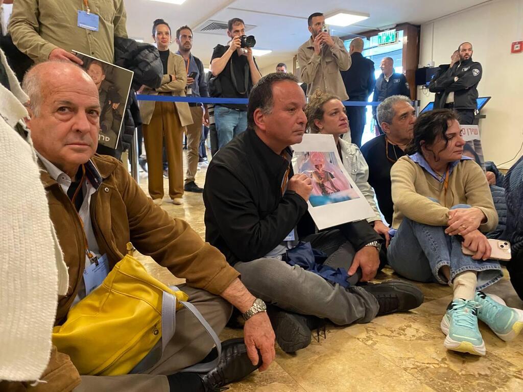 המשפחות מחוץ למליאה, אחרי שכניסתן נבלמה (צילום: סיון חילאי ) משפחות שכולות מתעמתות עם משמר הכנסת