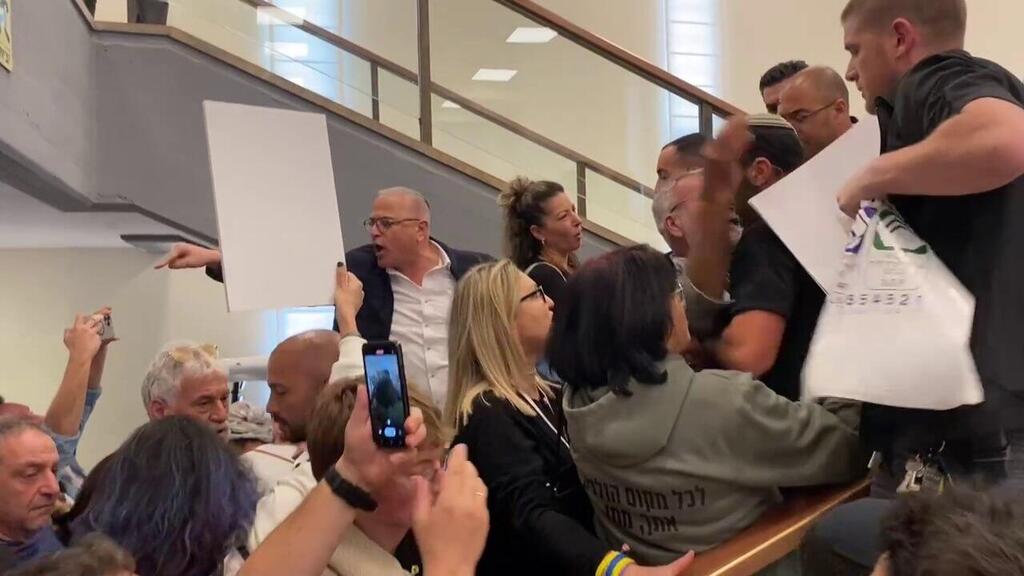 המהומה בכניסה למליאה, במהלך הדיון (צילום: סיון חילאי ) משפחות שכולות מתעמתות עם משמר הכנסת