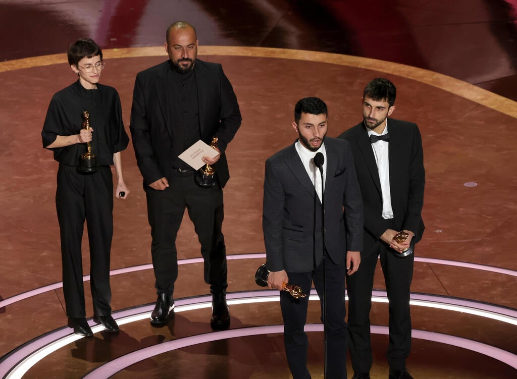 'No Other Land' filmmakers accept their Oscars (Photo: Kevin Winter/Getty Images) יוצרי "אין ארץ אחרת" עם פרס האוסקר
