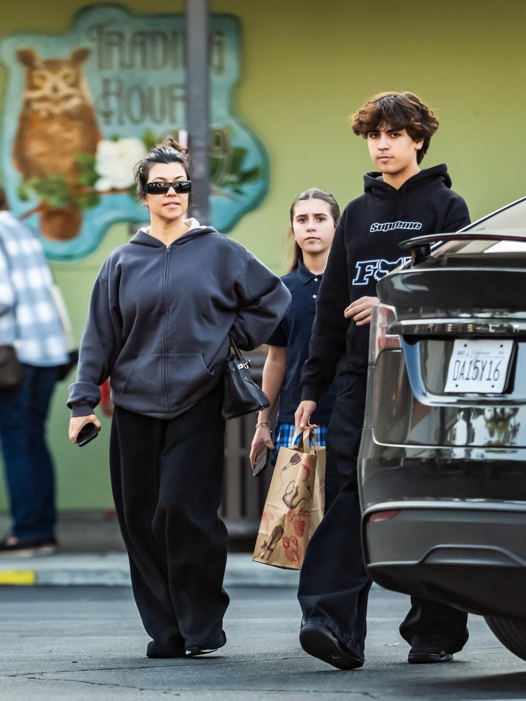 עדיין לא סבתא. קורטני קרדשיאן עם ילדיה, מייסון ופנלופי דיסיק (צילום: IXOLA / BACKGRID) מייסון דיסיק קורטני קרדשיאן פנלופי דיסיק