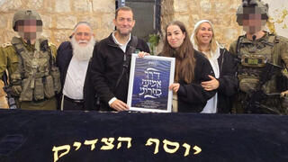 אגם ברגר בקבר יוסף יחד עם אמה מירב, ראש מועצת שומרון יוסי דגן והרב אליקים לבנון