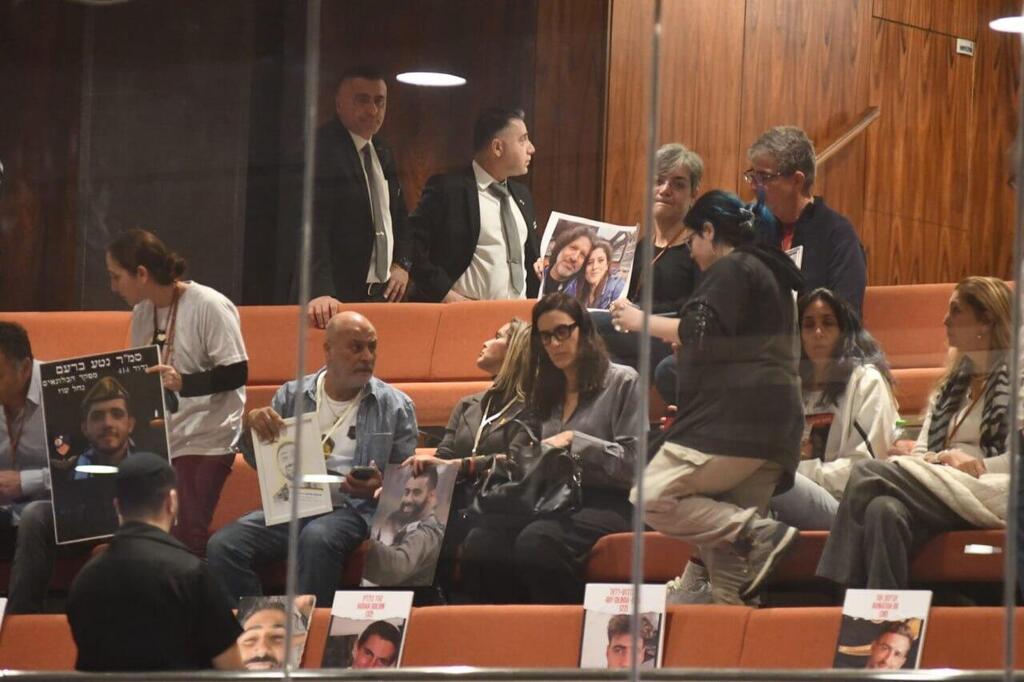 המשפחות השכולות ביציע. נתניהו קרא ל"וועדת חקירה לא מוטה פוליטית" (צילום: רפי קוץ) משפחות שכולות ביציע במליאת הכנסת לאחר העימותים