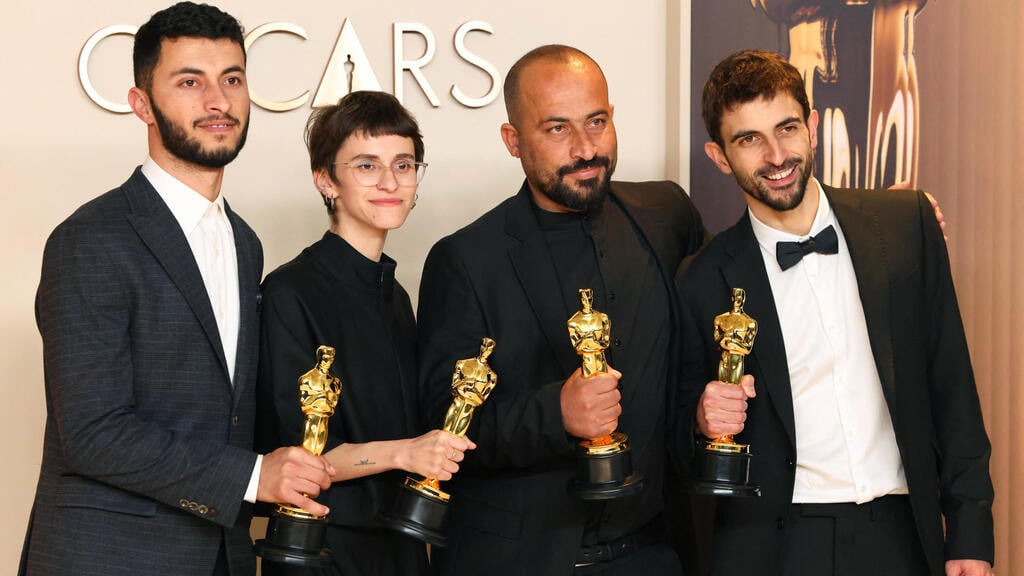 'No Other Land' filmmakers with their Oscars (Photo: Daniel Cole/Reuters) יוצרי "אין ארץ אחרת" עם פרס האוסקר