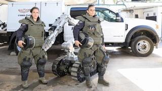 רס"מ תום אוחיון (מימין) ורס"ב ענבל גבע. עבודה 24/7, כולל שבתות וחגים