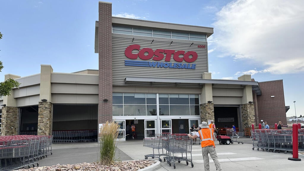 Costco has already filed suit seeking refunds (Photo: AP Photo/David Zalubowski, File) עובד מסדר עגלות מחוץ לסניף של קוסטקו בקולרדו