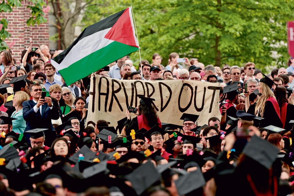 Pro-Palestinian protests at Harvard (Photo: Boston Globe, GettyImages) הפגנה פרו-פלסטינית באוניברסיטת הרווארד