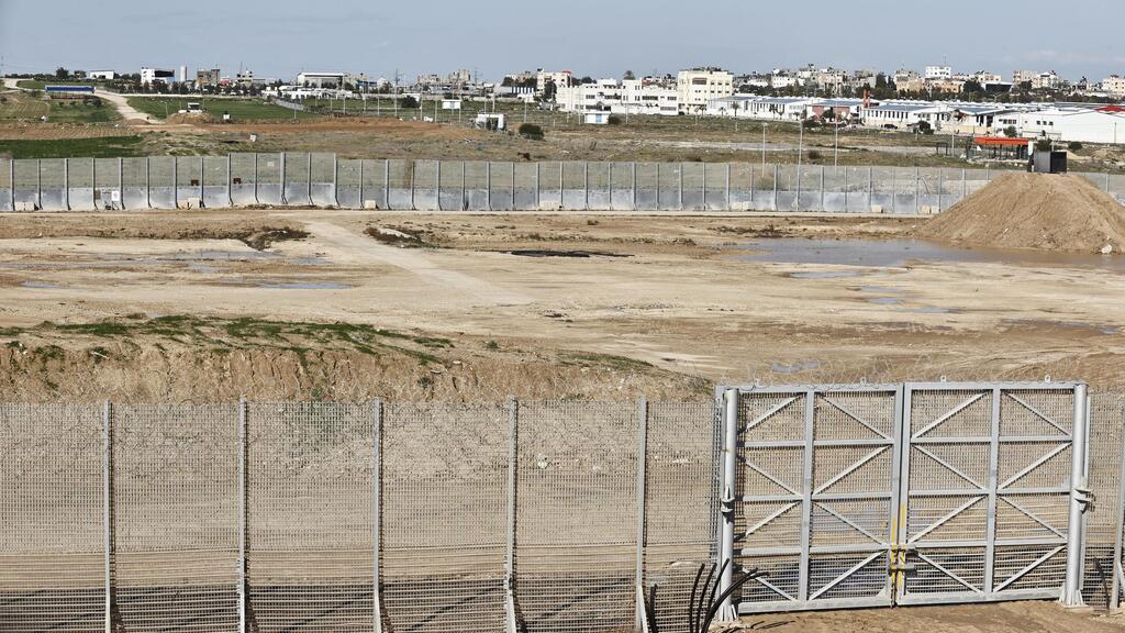 הגבול עם רצועת עזה (צילום: גדי קבלו) המכשול מול רצועת עזה