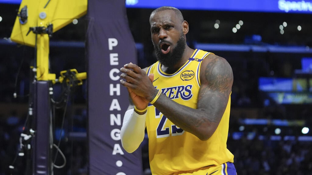 Los Angeles Lakers player LeBron James (Photo: Jae C. Hong / AP) שחקן לוס אנג'לס לייקרס לברון ג'יימס