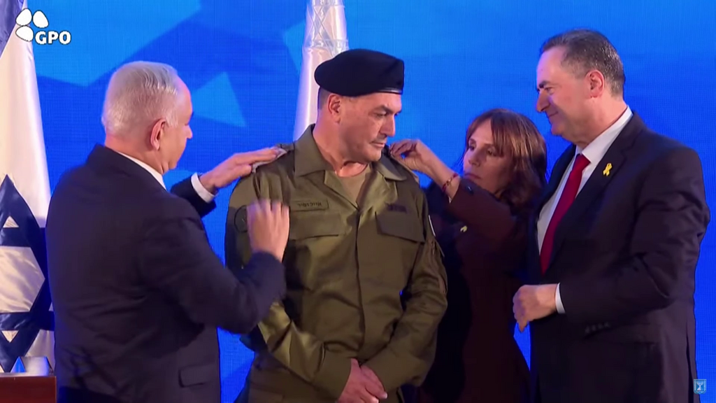זמיר מקבל את הדרגות על-ידי רעייתו אורנה וראש הממשלה ושר הביטחון (צילום: לע"מ) טקס הענקת דרגות לרמטכ"ל הנכנס, אייל זמיר