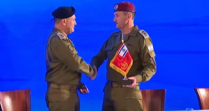 הרמטכ"ל היוצא הרצי לוי עם מחליפו אייל זמיר (צילום: עומר סיסו ויוסי כהן/ לע״מ) בטקס הענקת דרגות לרמטכ"ל הנכנס, אייל זמיר