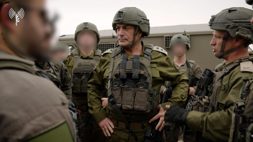 הרמטכ"ל, רא"ל אייל זמיר בסיור שטח ברצועת עזה (צילום: דובר צה"ל ) הרמטכ"ל, רא"ל אייל זמיר בסיור שטח ברצועת עזה