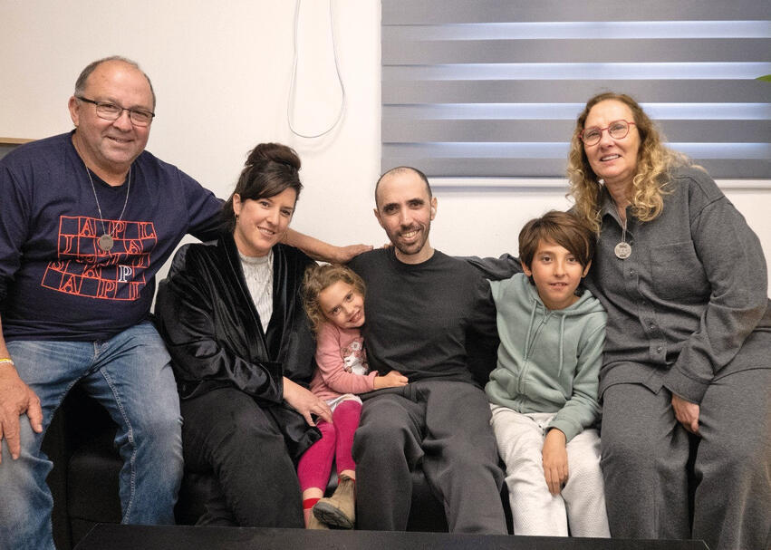 האיחוד ברעים: טל עם אשתו עדי, ילדיו יהל ונווה והוריו, ניצה וגלעד | צילום: דובר צה"ל yk14284849