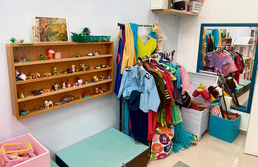 הילדים מדברים דרך התחפושות yk14286658