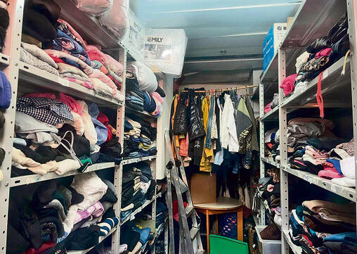 חדר בגדים במקלט, למי שברחה מהבית ללא ציוד | צילומים: ליאור אוחנה yk14287005