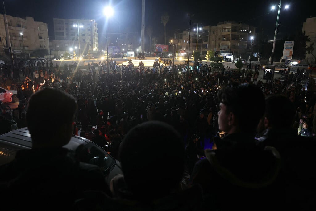 Demonstrations in Idlib (Photo: Omar HAJ KADOUR / AFP) תומכי אסד מפגינים נגד המשטר החדש באידליב