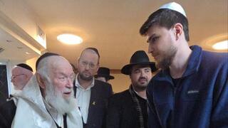 סשה טרופנוב והרב זילברשטיין בבית הרב בבני ברק