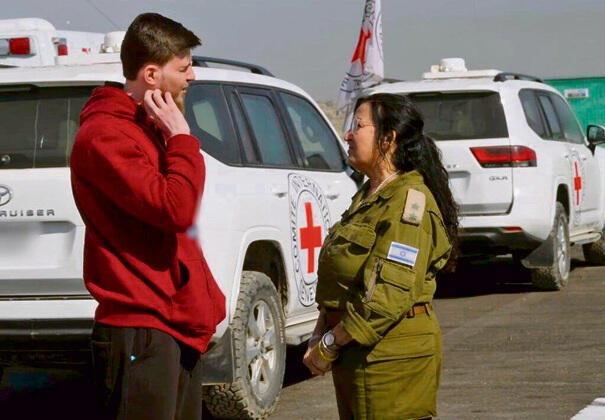 גם בני המשפחה זקוקים לשיקום. סשה טרופנוב חוזר מהשבי | צילום: דו"צ yk14287616