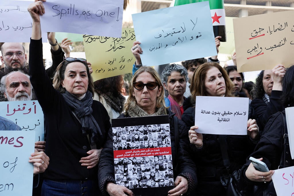 Protestors in Damascus (Photo: REUTERS/Khalil Ashawi) הפגנה ב דמשק סוריה אחרי טבח ה עלווים