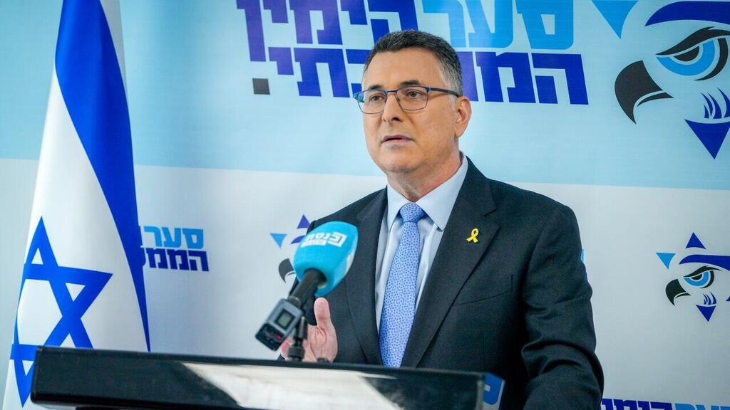 סער סבור: הדחת היועצת ומינוי יועץ אחר מבלי לפצל את התפקיד - לא ישיגו דבר (צילום: שלו שלום) גדעון סער בישיבת הסיעה של הימין הממלכתי