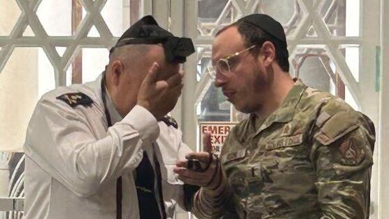 הגנרל בוריס קרמנצקי מניח לראשונה תפילין בחייו