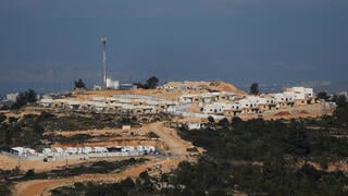 Des adolescents ont perturbé la circulation à Binyamin, un véhicule palestinien en a écrasé un et l'a blessé légèrement