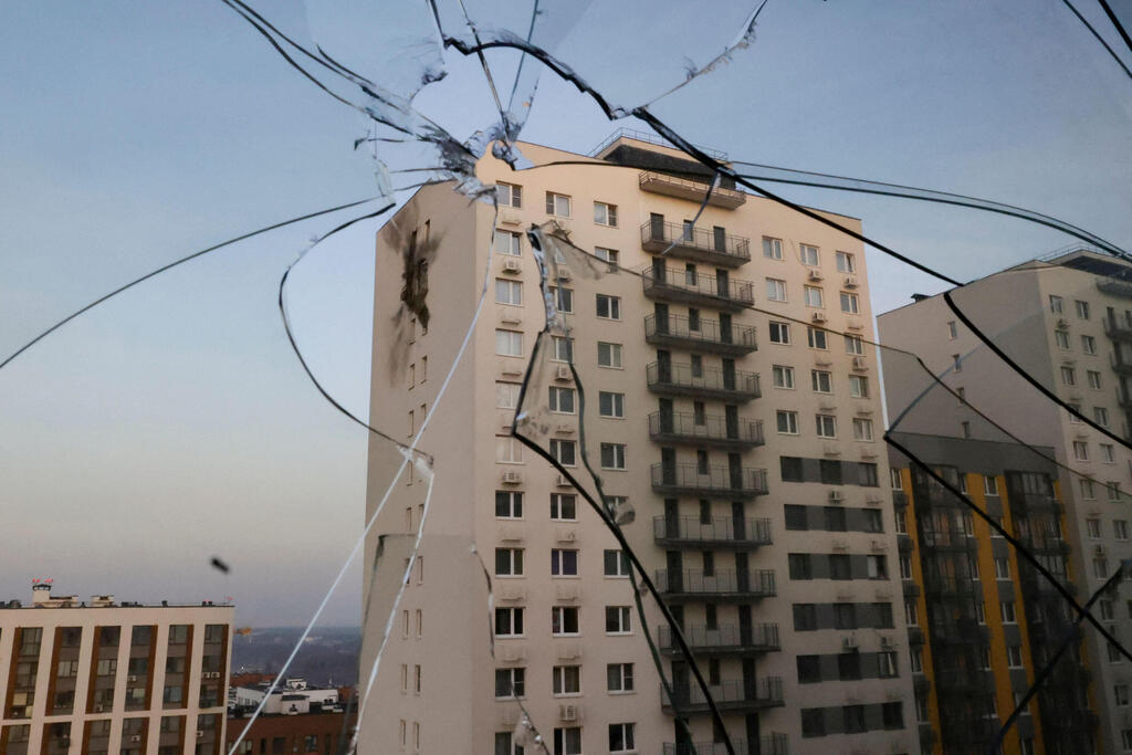 הפגיעה בבניין במוסקבה (צילום: TATYANA MAKEYEVA / AFP) הנזקים ברוסיה