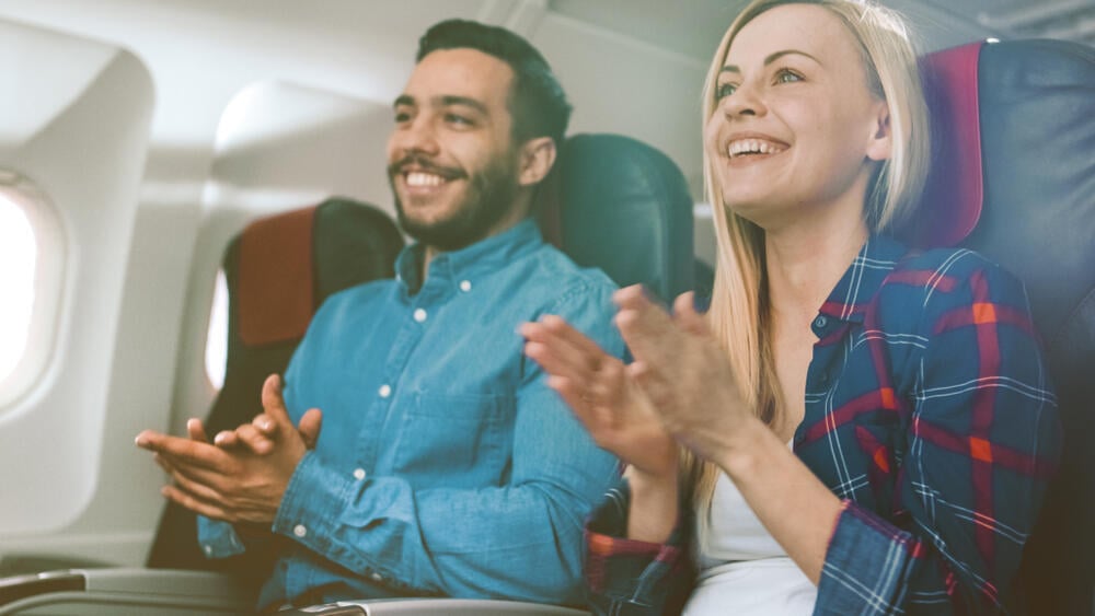 Avoid this behavior (Photo: Gorodenkoff / shutterstock) נוסעים מוחאים כפיים