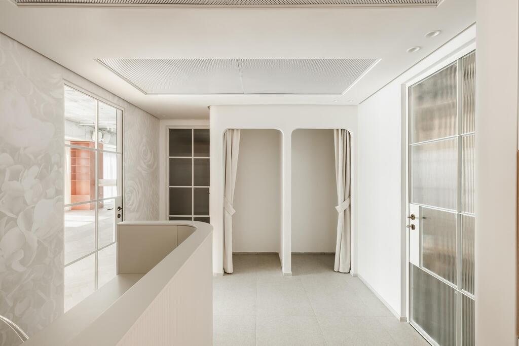 צבעים מרגיעים ורכים. BON STUDIO בבני ברק (צילום: דניאל צעירי) BON STUDIO-פילאטיס ויוגה מגדל הכשרת יישוב בני ברק
