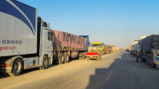 משאיות סיוע תקועות במצרים אחרי שישראל החליטה לעצור את הסיוע ההומניטרי לעזה