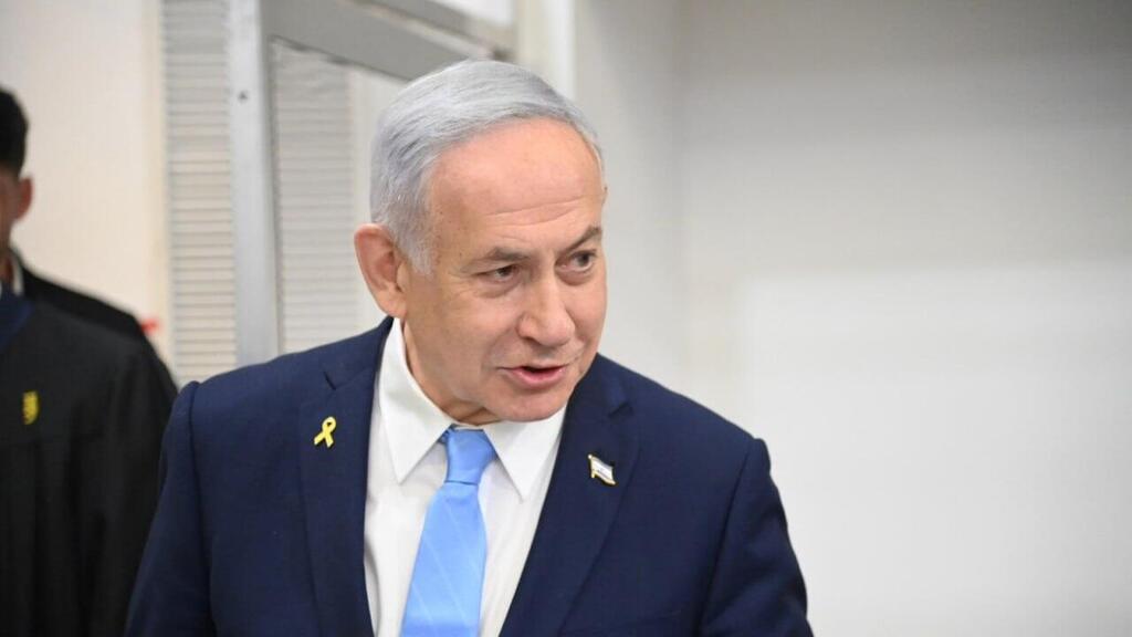 רה"מ בנימין נתניהו נכנס לאולם הדיונים על מנת לתת עדות בתיקי אלפים