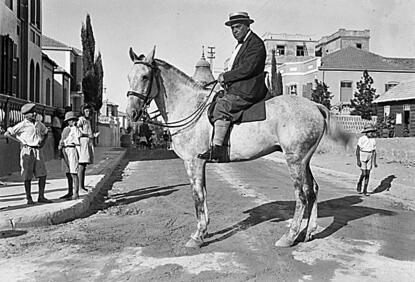 ראש העיר, מאיר דיזינגוף, על הסוס בעדלאידע | yk14291671