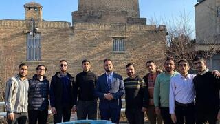  רבה הראשי של איראן עם תלמידיו מחוץ לקבר מרדכי ואסתר