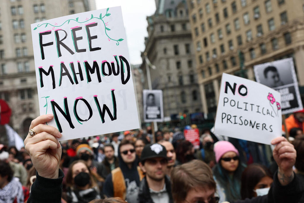 Pro-Palestinian rally for Mahmoud Khalil, protest leader at Columbia University, outside a courthouse in New York, March 12 (Photo: Michael M. Santiago / GETTY IMAGES NORTH AMERICA / AFP) הפגנה פרו-פלסטינית בעד מחמוד חליל מנהיג המחאה ב אוניברסיטת קולומביה מחוץ לבית משפט ב ניו יורק ארה"ב 12 במרץ