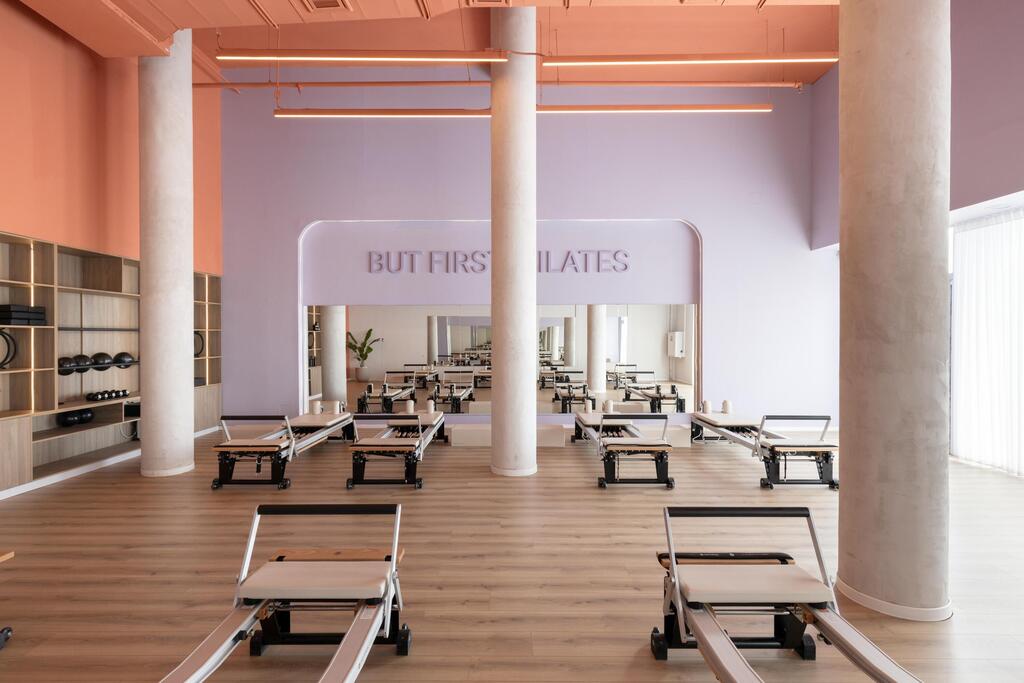 גוונים רכים ומחשבה על התקרה. AY PILATES בעיצוב גונן (צילום: דניאל צאירי) AY PILATES, בעיצוב אושרי גונן