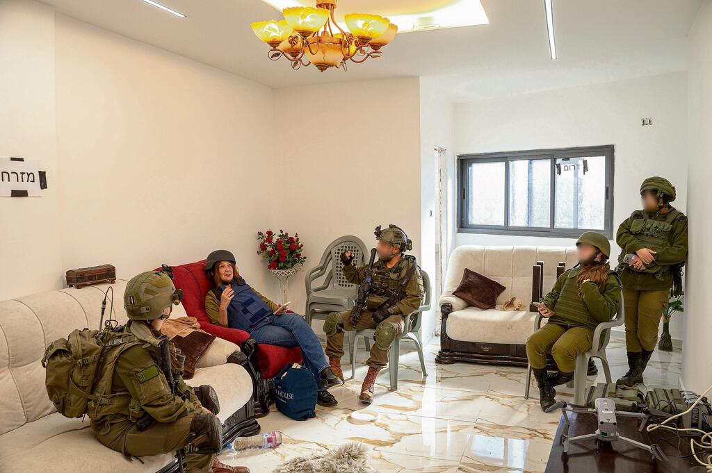 בית המשפחה הפלסטינית שהפך למפקדה (צילום: יובל חן) דנה ספקטור עם הלוחמים בבית המשפחה שהפך למפקדה