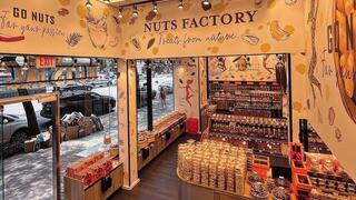 אחד מסניפי Nuts Factory אחד מסניפי Nuts Factory