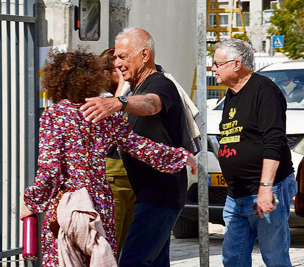 גדי מוזס (במרכז), שנחטף ושוחרר, מגיע להצגת התחקיר | צילום: תומר שונם הלוי yk14295307