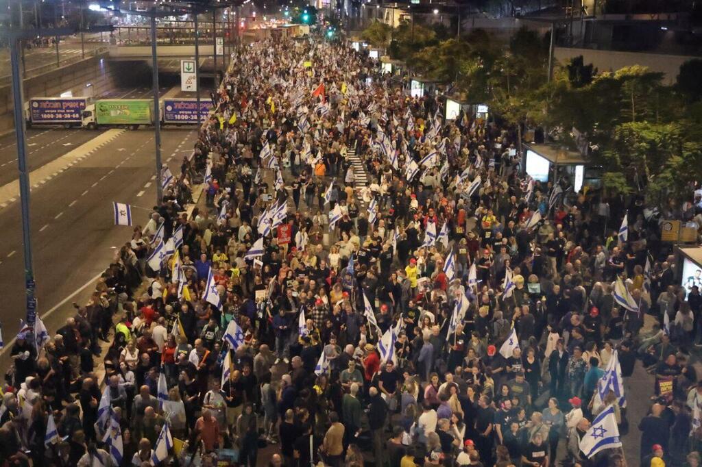 ההמונים בדרך בגין בתל אביב (צילום: מוטי קמחי) הפגנה להחזרת החטופים בדרך בגין
