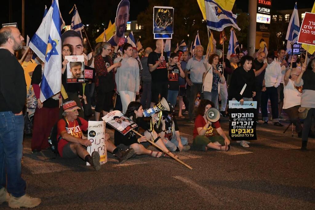 הפגנה בכרכור (צילום: עמוס גיל) הפגנה להחזרת החטופים בצומת כרכור