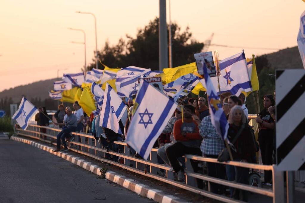 גם בגשר אליקים הפגינו (צילום: דני שטרנפלד Dany Sternfeld) הפגנה להחזרת החטופים בגשר אליקים