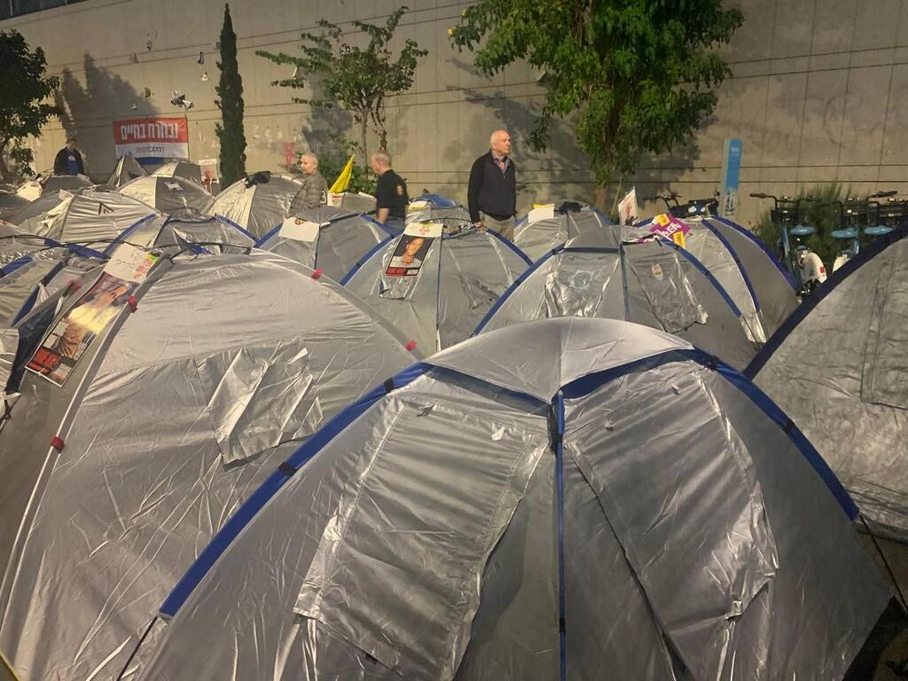 מחאת האוהלים מחוץ לקריה (צילום: ליאת זהר) מחאת אוהלים מחוץ לקריה, להחזרת החטופים