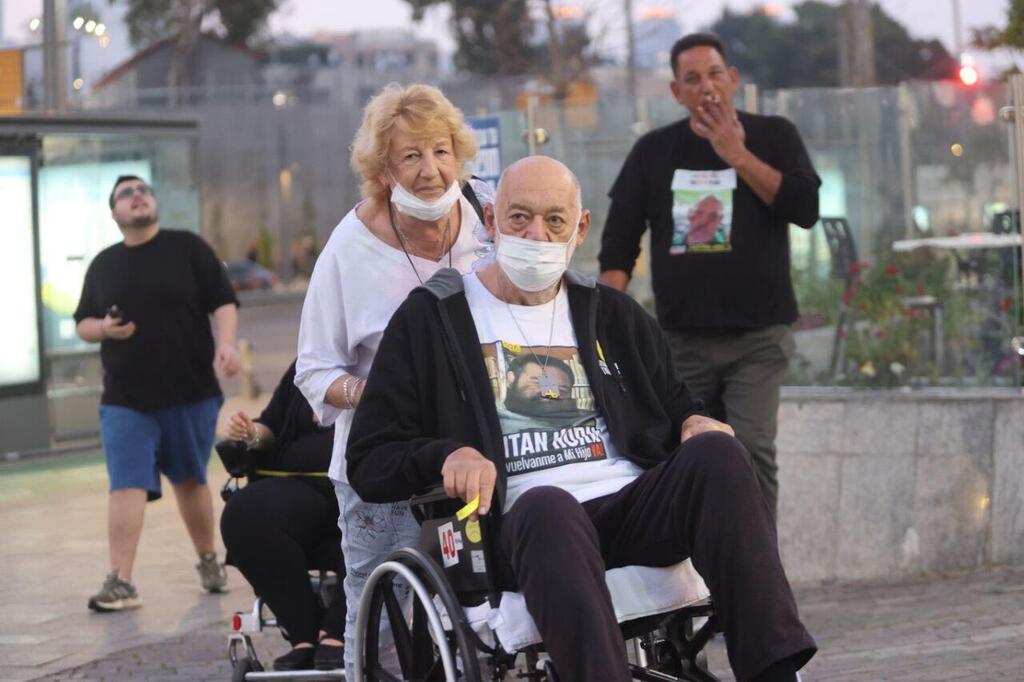 איציק הורן בהצהרה מחוץ לשער בגין של הקריה (צילום: מוטי קמחי) הצהרת משפחות חטופים מחוץ לשער בגין