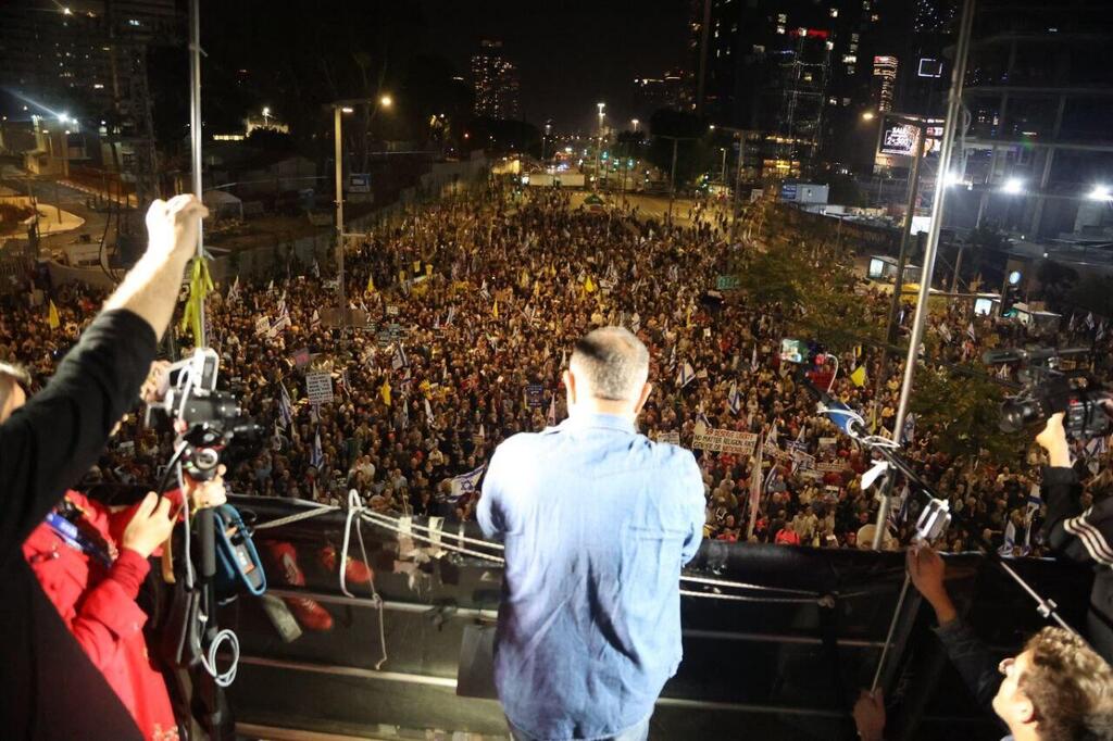 דני אלגרט נואם להמונים בדרך בגין (צילום: מוטי קמחי) הפגנה להחזרת החטופים בדרך בגין