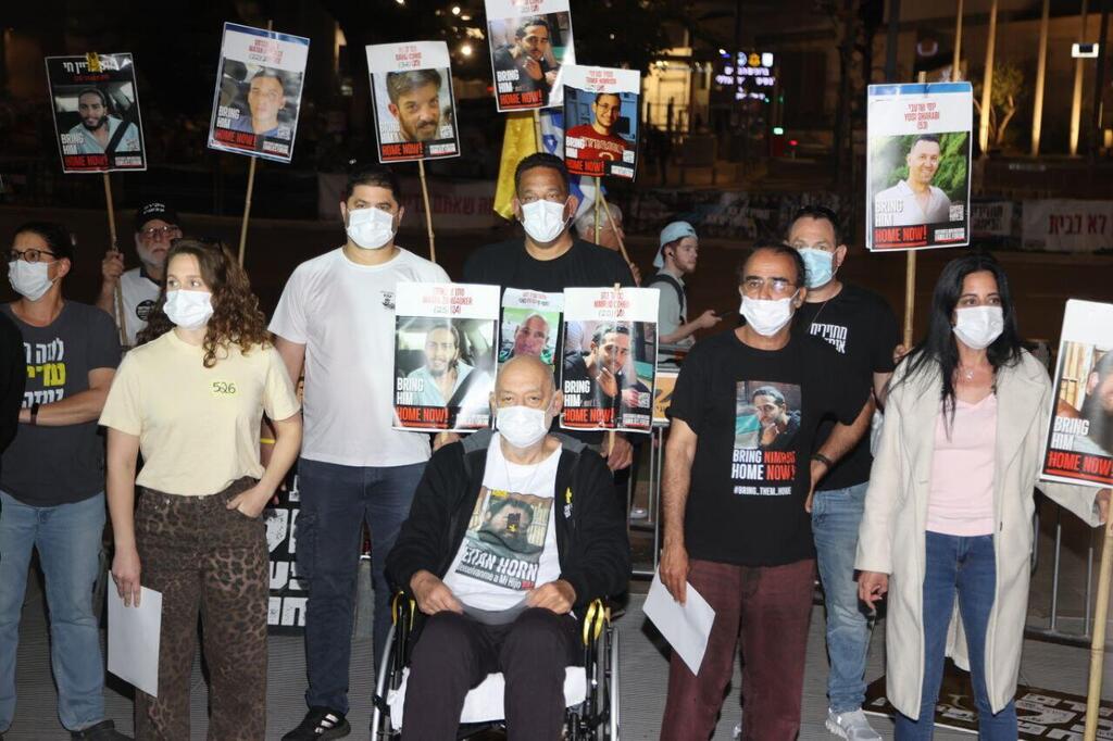 צילום: מוטי קמחי הצהרת משפחות חטופים מחוץ לשער בגין
