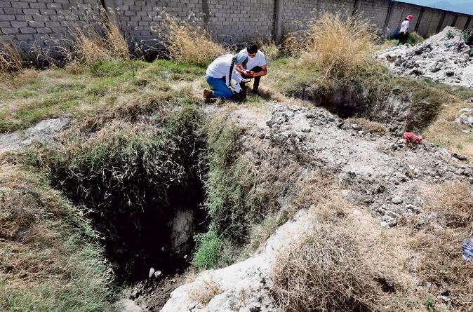 אחד הבורות בחווה | צילום: ULISES RUIZ / AFP yk14295824