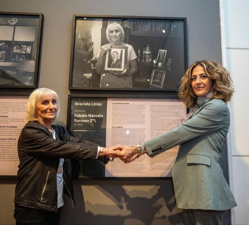 Graciela Linial de Furman, who lost her son in the 1994 bombing of the Jewish community center in Buenos Aires and Sigal Steiner Mansouri, who lost her daughters Norel and Roya on October 7 at the Nova festival (Photo: Secretaría cultura de la nación Argentina) סיגל שטיינר מנצורי, ששכלה ב-7 באוקטובר את בנותיה נורל ורויה ז״ל שנרצחו במסיבת הנובה, עם גרסיאלה ליניאל, שאיבדה את בנה בפיגוע בקהילה היהודית בבואנוס אירס ב-1994